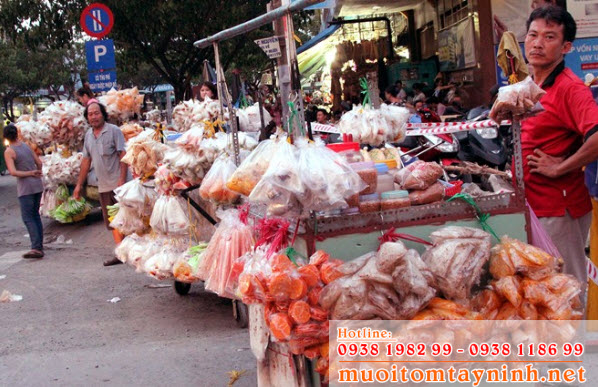 Bánh tráng và muối tôm Tây Ninh có mặt ở khắp nơi trên đường phố Sài Gòn